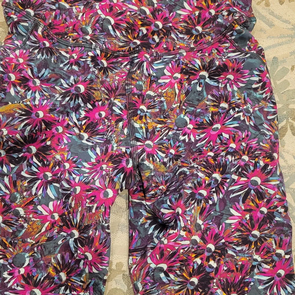 lululemon athletica Pink Floral Pattern Leggings - Picture 3 of 6